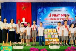 VKSND khu vực 4, TP Quảng Ninh tặng sách cho học sinh Tiên Yên