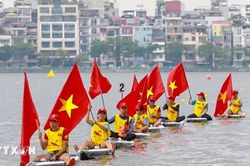 Sắc màu quốc tế trên đường đua thuyền rồng Hồ Tây