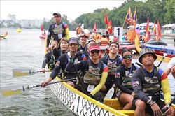 Sắc màu quốc tế trên đường đua thuyền rồng Hồ Tây