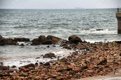 Đi ngắm biển rồi làm điều này trên bãi đá, cặp đôi suýt bỏ mạng