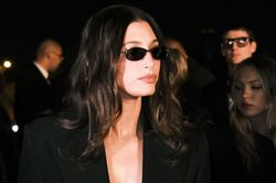 Hailey Bieber đưa trào lưu diện đồ merch xuống phố Paris