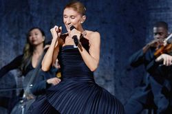 Céline Dion bật khóc trong đêm diễn thứ 9, phải hát lại từ đầu vì quá xúc động