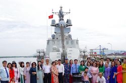 Thiêng liêng lời thề bên cánh sóng
