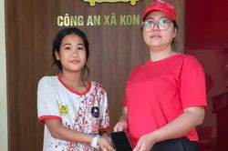 Nữ sinh Trường THCS Phan Chu Trinh trả lại điện thoại cho người đánh rơi