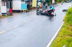 Mất lái vì mải cúi nhìn đuôi xe, người đi xe máy gây tai nạn liên hoàn