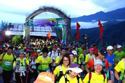 500 nhà báo, vận động viên cùng chinh phục con đường đá cổ PaVi ở Lai Châu