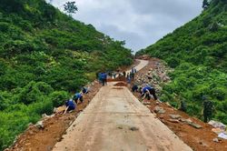 Quân dân phá đá mở đường vào 'khu dân cư 3 không' tại Lạng Sơn