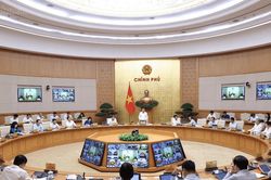 Áp lực tăng trưởng và kỷ luật thực thi