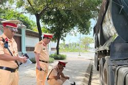 Công an TP Huế: Kiên quyết xử lý phương tiện quá khổ, quá tải