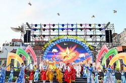 'Sắc màu năm châu' hội tụ bên hồ Hoàn Kiếm