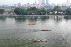 Thuyền rồng, ván SUP khuấy động Hồ Tây mùa thu