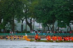 Tưng bừng Giải Bơi chải Thuyền rồng và Ván SUP Hà Nội mở rộng 2026