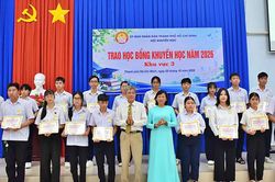 Hội Khuyến học Thành phố Hồ Chí Minh trao 372 suất học bổng cho học sinh, sinh viên vượt khó