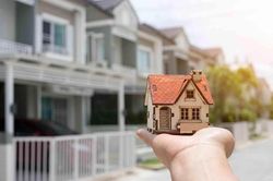 Cho con nhà đất, bố mẹ cần làm gì để không rơi vào cảnh 'có nhà mà không được ở'?