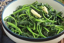 Loại rau trồng một lần thu nhiều đợt, xưa quê nào cũng có, còn hái cho lợn ăn, nay lên bàn ăn nhà hàng