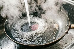Dùng chảo chống dính hằng ngày, 3 thói quen này có thể khiến chảo nhanh xuống cấp