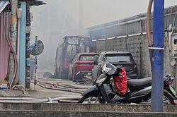 Cảnh sát PCCC 'tốc hành' có mặt, phun nước từ nhiều hướng dập tắt đám cháy tại xưởng sản xuất ghế
