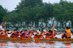 Mãn nhãn màn tranh tài Giải bơi chải thuyền rồng và ván SUP trên hồ Tây