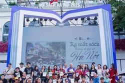Lưu giữ hương vị Hà Nội qua ký họa và tùy bút
