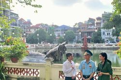 Bên hồ Hữu Tiệp, nghe người phi công kể chuyện trên bầu trời năm xưa
