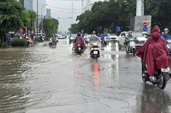 Hà Nội mưa dông kết thúc đợt nắng nóng bất thường