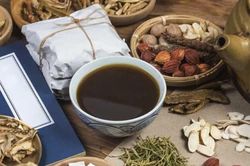 Hà Nội tăng cường kiểm tra kinh doanh, quảng cáo thuốc cổ truyền