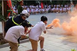 Trang bị kỹ năng PCCC và CNCH cho thầy, trò Trường THCS Nguyễn Gia Thiều
