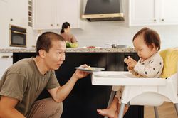 Não bộ thay đổi thế nào khi một người đàn ông làm cha?