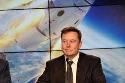 Elon Musk lại đổi tên SpaceXAI
