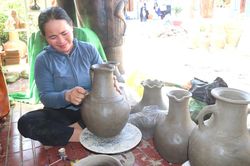 Du khách chạm tay vào di sản gốm Chăm Bàu Trúc
