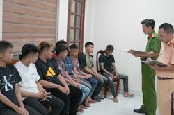 Nhóm thanh thiếu niên mang 'đinh ba' chạy xe thành đoàn lúc đêm khuya