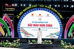 Mẫu nam Lê Tiến Đạt tỏa sáng cùng bộ sưu tập đậm bản sắc Việt