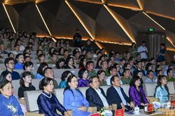 Chủ tịch Quốc hội Trần Thanh Mẫn dự chương trình nghệ thuật đặc biệt 'Kết nối yêu thương'