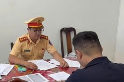 Xử phạt tài xế ô-tô vượt đèn đỏ