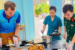 Người Nga nấu cơm Việt cho bếp 0 đồng