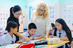 Dạy học bằng tiếng Anh: Bắt đầu từ năng lực giáo viên