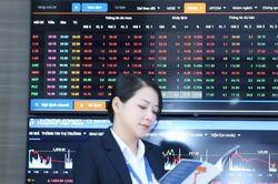 Chứng khoán hôm nay 5/10/2026: VN-Index tăng hơn 15 điểm nhờ điểm tựa vĩ mô