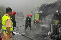 Xe khách cháy rụi tại Lào Cai
