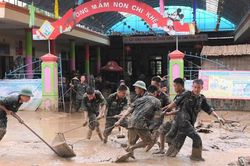 Sư đoàn 324 giúp người dân khắc phục hậu quả, bảo vệ môi trường sau lũ