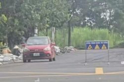 TikToker đăng clip ô tô con 'lu lèn' mặt đường, chính quyền yêu cầu làm rõ động cơ
