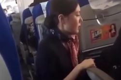 TIN NHANH: Hành khách bị cấm bay vĩnh viễn sau khi bắt tiếp viên quỳ xin lỗi
