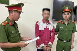 Bắt giữ đối tượng vận chuyển pháo nổ mua trên mạng xã hội