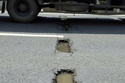 Mặt đường hầm chui dài 455m xuất hiện nhiều ổ gà, tài xế thót tim phanh gấp