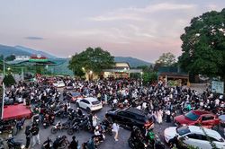 Khách đi từ nửa đêm chờ săn biển mây ở Ba Vì, đường có lúc 'tắc như giờ tan tầm'