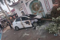 Ô tô bốc cháy tại khu vực đình làng ở Hà Nội, nghi bị phóng hỏa