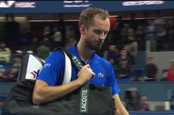 Medvedev bị xử thua vì hành động gây sốc, Djokovic vào chung kết China Open
