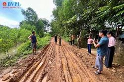 Bà con xã nông thôn mới hàng ngày 'đánh vật' với 'con đường đau khổ'