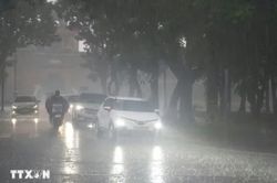 Hà Nội giảm liền 6 độ khi đợt không khí lạnh bắt đầu tràn về kèm mưa lớn