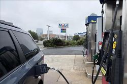 Bộ trưởng Năng lượng Mỹ dự báo giá xăng, dầu diesel tiếp tục giảm
