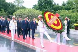 L&atilde;nh đạo Đảng, Nh&agrave; nước đặt v&ograve;ng hoa tại Đ&agrave;i tưởng niệm c&aacute;c Anh h&ugrave;ng liệt sĩ